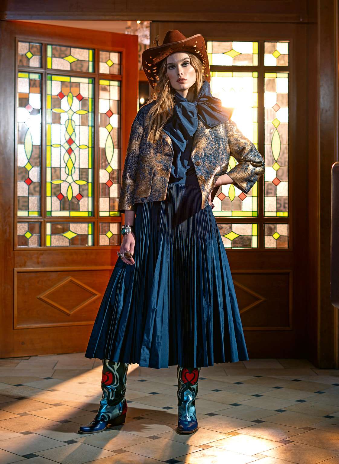 Maison Common Jeansjacke mit goldenem Jacquardmuster – Bild 4