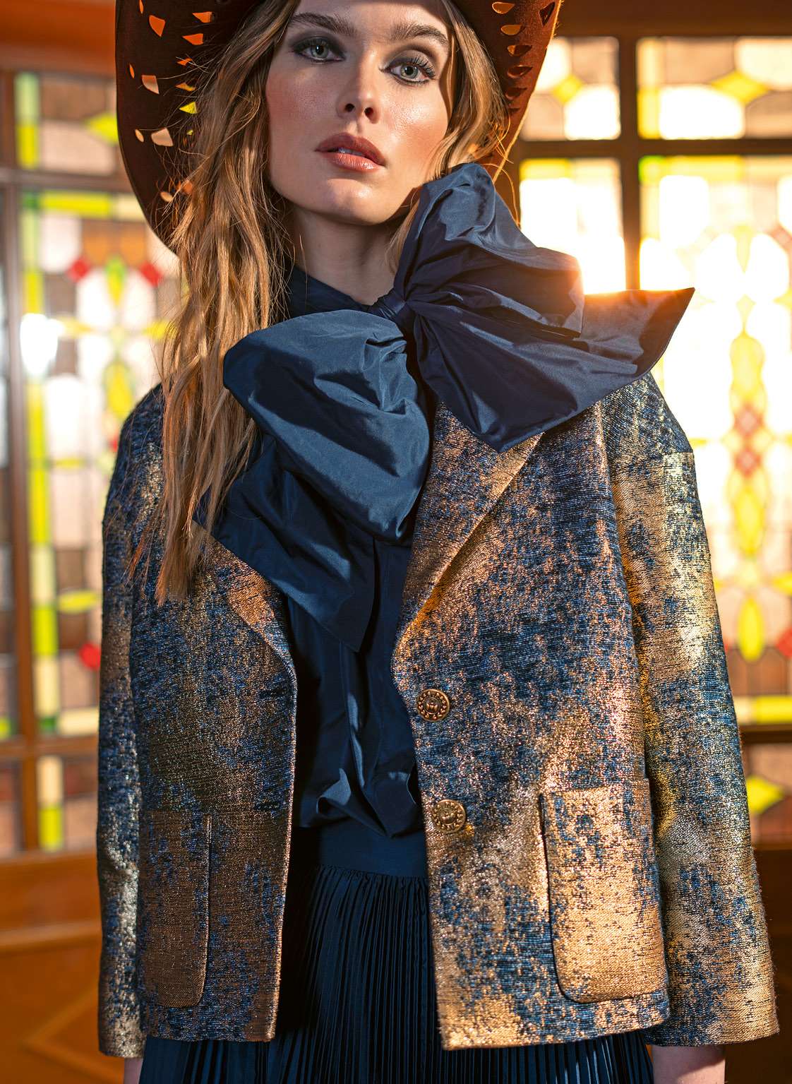 Maison Common Jeansjacke mit goldenem Jacquardmuster – Bild 3