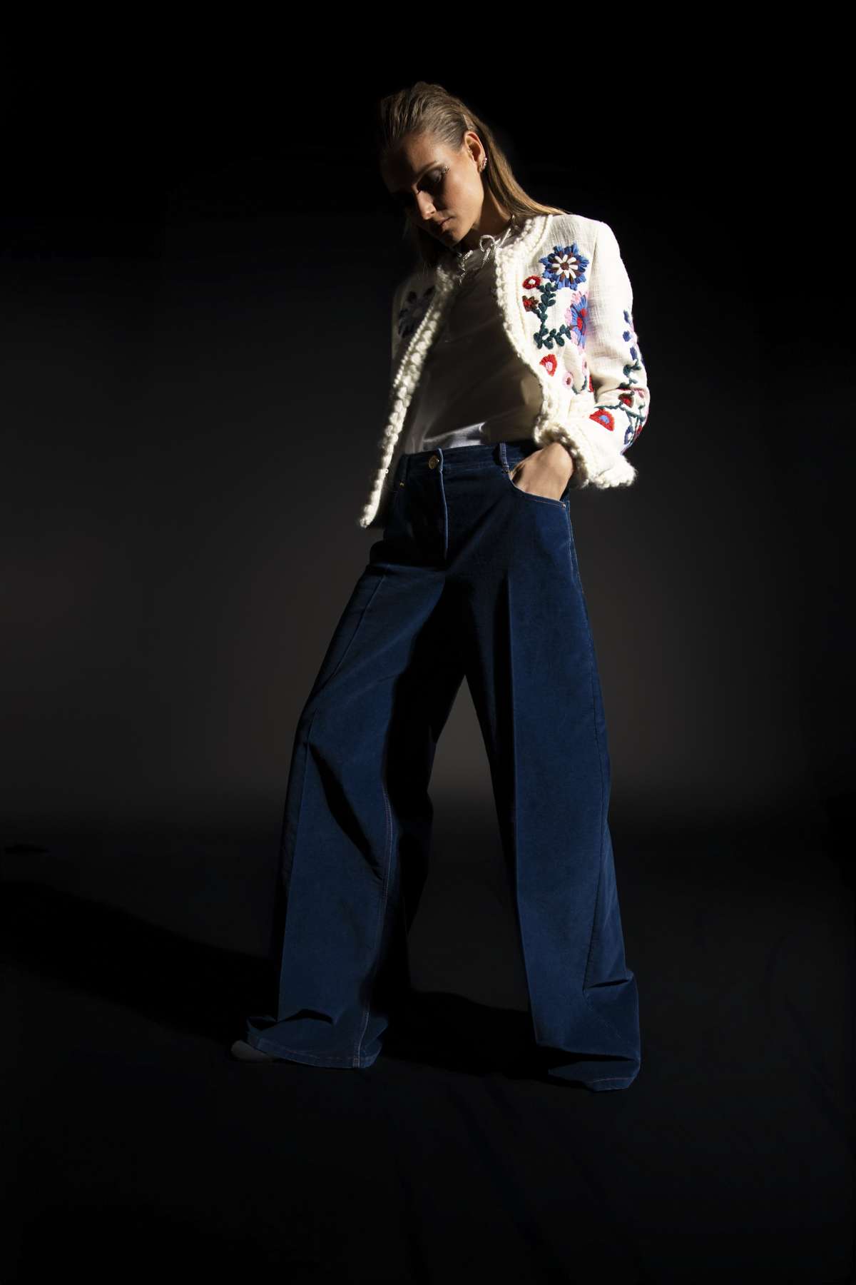 Maison Common Gewaschene Samtjeans mit weitem Bein – Bild 3