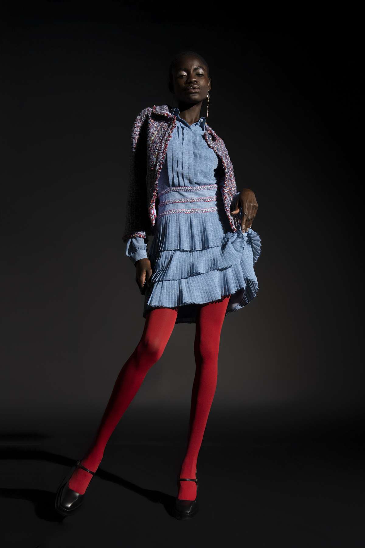 Maison Common Knielanges Plisseekleid aus feiner Seiden-Georgette mit Jeans-Print – Bild 3