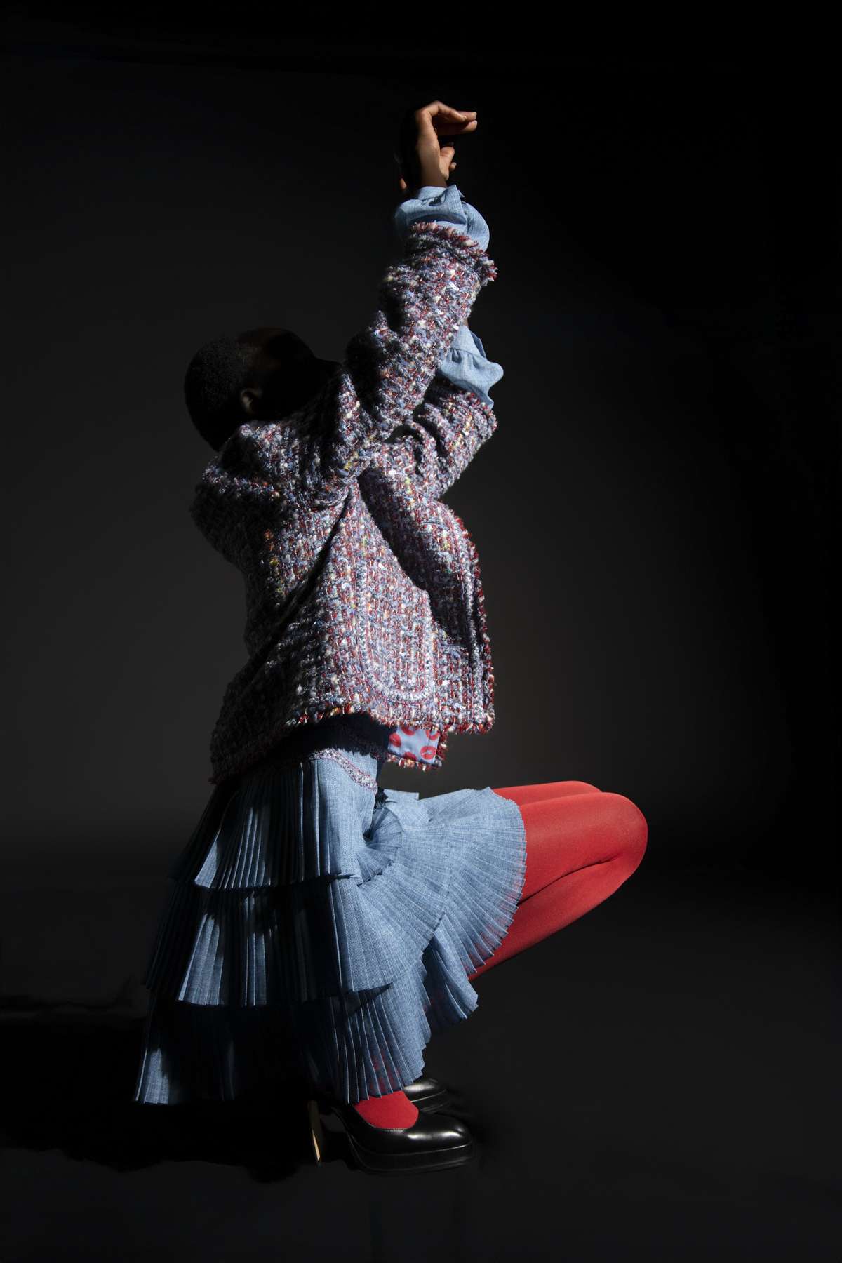 Maison Common Knielanges Plisseekleid aus feiner Seiden-Georgette mit Jeans-Print – Bild 4