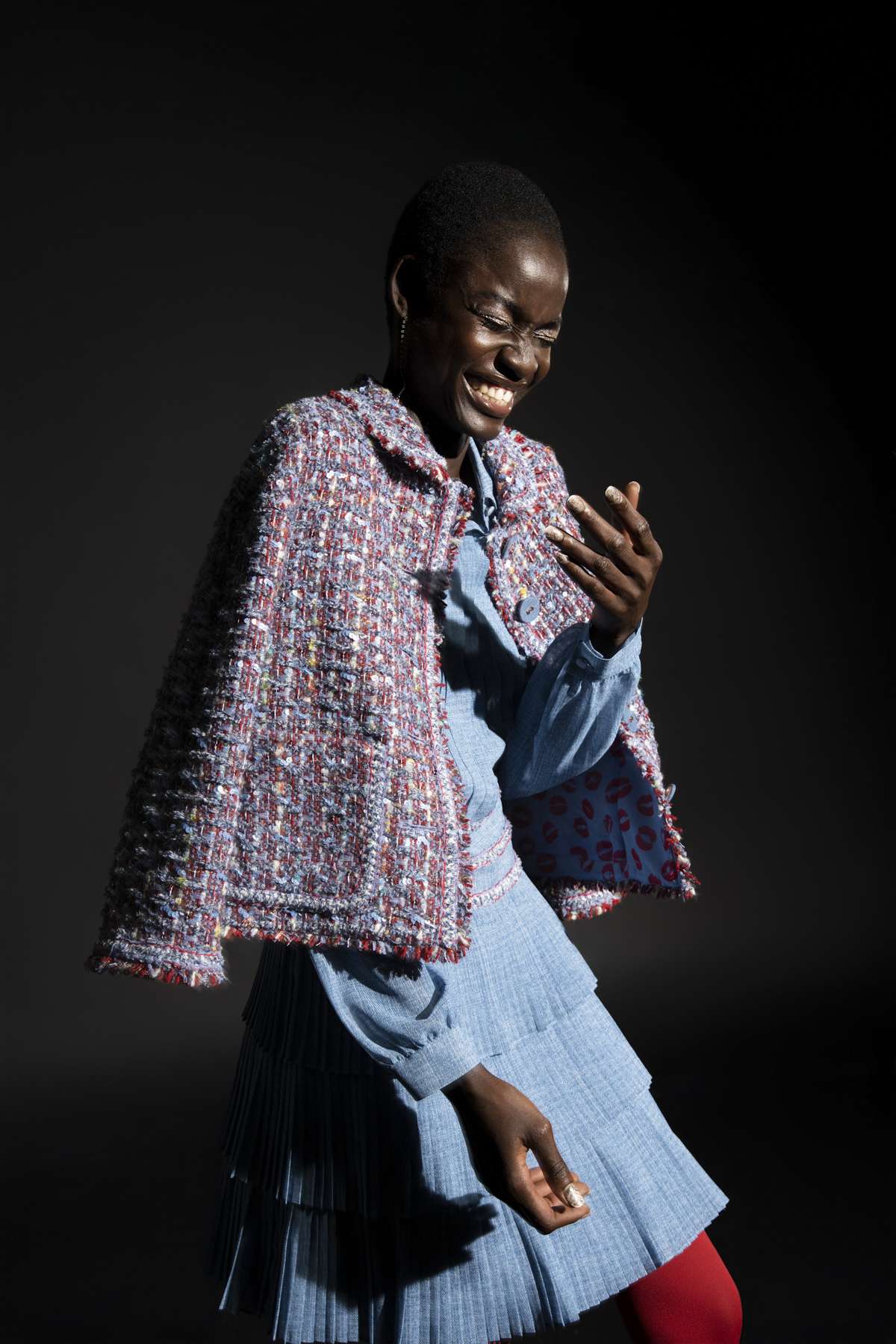 Maison Common Knielanges Plisseekleid aus feiner Seiden-Georgette mit Jeans-Print – Bild 5